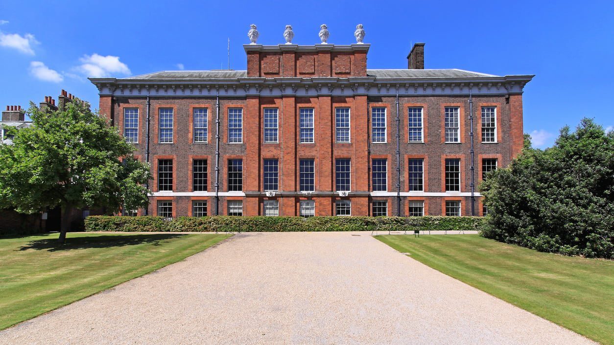Landscape photo of the front of Kensington Palace.
