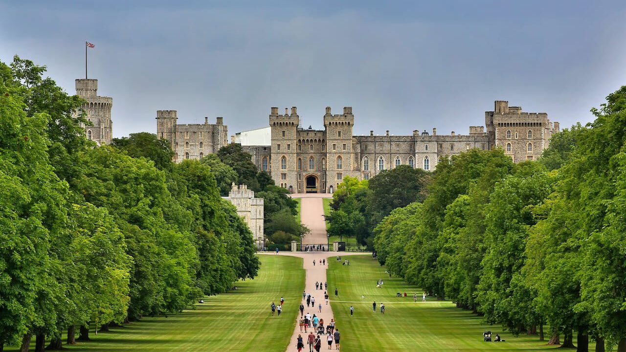 Landscape photo of the front of Windsor Castle.